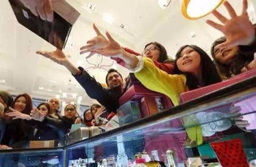 美女操穴在线中国人依然爱赴日旅游 消费已由爆买转向网购
